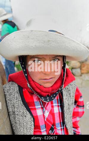 Pérou Cuzco province Livitaca Feria de San Sebastian qui répond à toutes les communautés indiennes dans la région de cow-boy avec les jeunes Banque D'Images