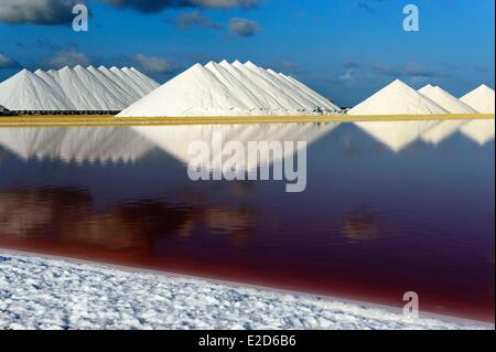 Antilles néerlandaises Bonaire Island Salines et le lac de montagnes de sel à la saline de Pekelmeer Banque D'Images