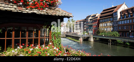 France Bas Rhin Strasbourg vieille ville classée au Patrimoine Mondial de l'UNESCO le quartier de la Petite France restaurant Au Pont St-Martin Banque D'Images