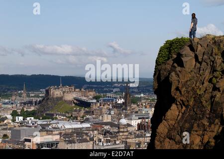 Royaume-uni Ecosse Edimbourg inscrite au Patrimoine Mondial de l'UNESCO walker admirant le château de Holyrood Park Banque D'Images