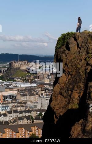 Royaume-uni Ecosse Edimbourg inscrite au Patrimoine Mondial de l'UNESCO walker admirant le château de Holyrood Park Banque D'Images