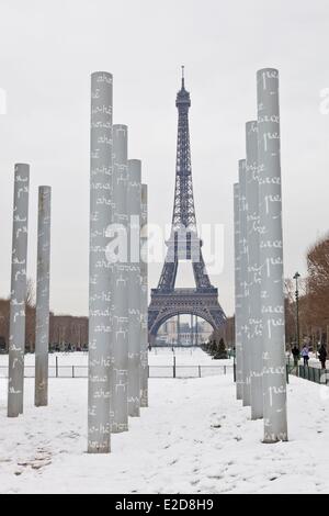 France Paris Le Mur de la Paix (mur de la paix) par Clara Halter et Jean Michel Wilmotte et la Tour Eiffel dans la neige Banque D'Images