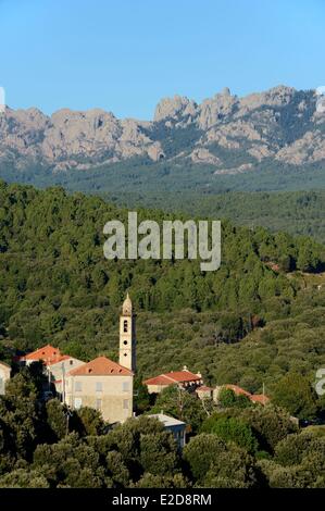 France, Corse du Sud, Alta Rocca, village de Levie et masssif de Bavella en arrière-plan Banque D'Images
