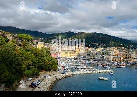 France, Haute Corse, Bastia, une tour de la Citadelle à gauche et le port dominé par St Jean Baptiste sur la droite Banque D'Images