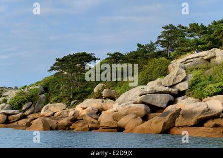 France Cotes d'Armor Cote de Granit Rose (la Côte de Granit Rose) Perros Guirec Ploumanach couple d'amoureux sur le granit rose Banque D'Images