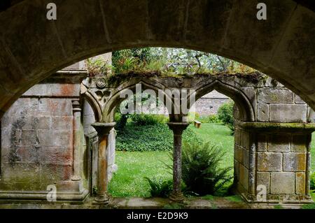 France Cotes d'Armor sur le Chemin de Saint Jacques l'Abbaye de Beauport Paimpol 12e siècle le cloître Banque D'Images