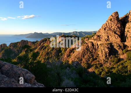 France, Corse du Sud, Golfe de Porto, classé au Patrimoine Mondial par l'UNESCO, les Calanques de Piana (Charente-Maritime) avec les roches de granit rose et la route D81 entre Porto et Cargèse, le capo Senino et la presqu'île de Scandola Réserve naturelle dans l'arrière-plan Banque D'Images