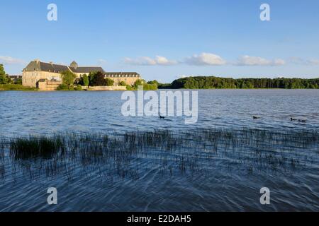 France Ille et Vilaine forêt de Brocéliande l'abbaye de Paimpont sur le bord de l'étang Banque D'Images