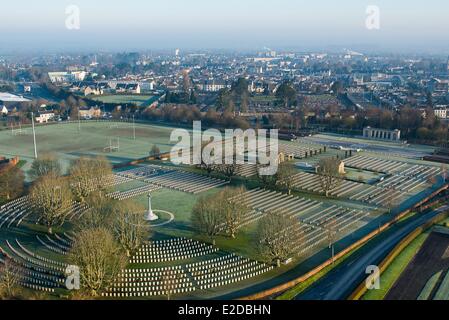 France Calvados Bayeux le plus grand cimetière militaire britannique en France avec 4648 tombes (vue aérienne) Banque D'Images