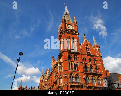 La célèbre façade néo-gothique de St Pancras de Londres gare, l'un des joyaux architecturaux de la capitale. Banque D'Images