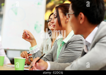 Businesswoman looking at carte d'affaires en réunion Banque D'Images