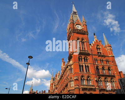 La célèbre façade néo-gothique de St Pancras de Londres gare, l'un des joyaux architecturaux de la capitale. Banque D'Images