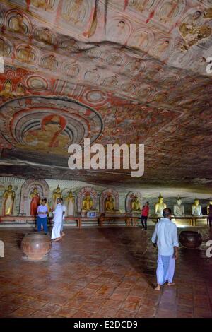 Sri Lanka, province, district de Matale, Dambulla, Temple d'or, classée au Patrimoine Mondial de l'UNESCO, à l'intérieur de grottes ornées de sculptures et peintures murales bouddhiques avec Banque D'Images