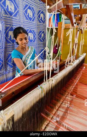 Sri Lanka Province du centre-nord du district de Polonnaruwa Giritale jeune femme travaillant sur un métier Banque D'Images