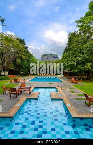 Sri Lanka Province du Centre-nord Polonnaruwa Sigiriya District hôtel Sigiriya piscine dans un jardin avec la roche de la Banque D'Images