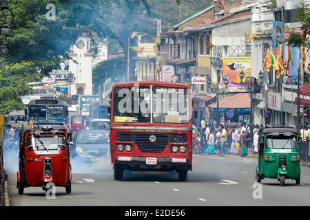 Sri Lanka Kandy Kandy Central Province District Dalada Vidiya Avenue des autobus et les triporteurs dans le centre-ville en tuk-tuk Banque D'Images