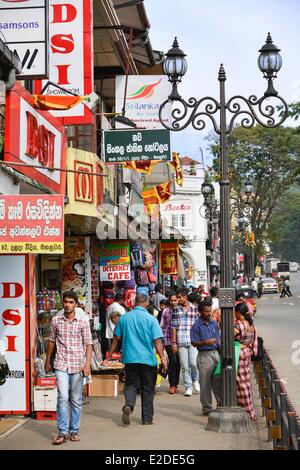 Sri Lanka Kandy Kandy Central Province District Dalada Vidiya Avenue va et vient de piétons dans une rue commerçante Banque D'Images