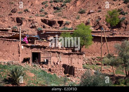 Le Maroc, l'Atlas tellien, village berbère, femme sur le toit Banque D'Images