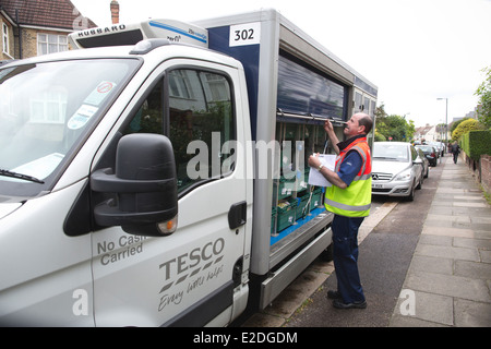 Service de livraison de Tesco où les clients commandent leurs courses en ligne et les faire livrer le jour même, Londres, UK Banque D'Images