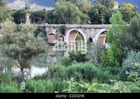 Le pont Milvius , Ponte molle ou Ponte Milvio est un ancien pont romain sur le Tibre, dans le nord de Rome, Italie Banque D'Images