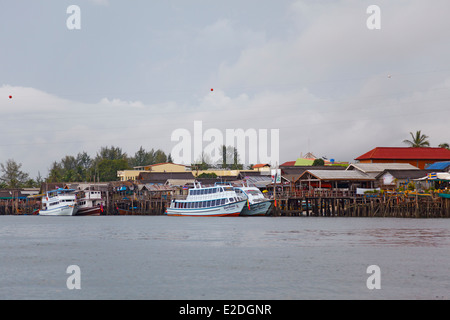 Bateaux dans le port touristique de Ko Lanta, une île tropicale dans la mer d'Andaman, en Thaïlande. V.D. Photo Banque D'Images