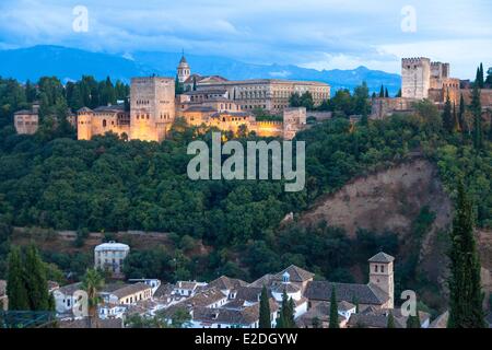 Espagne, Andalousie, Grenade, l'Alhambra, classé au Patrimoine Mondial par l'UNESCO, construit entre les 13e et 14e siècle par la dynastie des Nasrides, l'architecture islamique, la Sierra Nevada en arrière-plan Banque D'Images