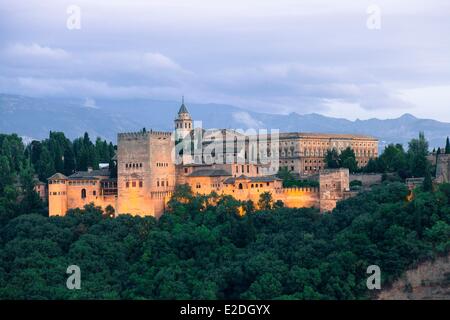 Espagne, Andalousie, Grenade, l'Alhambra, classé au Patrimoine Mondial par l'UNESCO, construit entre les 13e et 14e siècle par la dynastie des Nasrides, l'architecture islamique, la Sierra Nevada en arrière-plan Banque D'Images