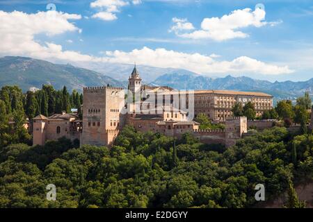 Espagne, Andalousie, Grenade, l'Alhambra, classé au Patrimoine Mondial par l'UNESCO, construit entre les 13e et 14e siècle par la dynastie des Nasrides, l'architecture islamique, la Sierra Nevada en arrière-plan Banque D'Images