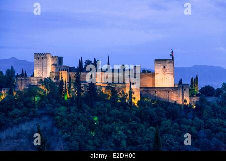 Espagne, Andalousie, Grenade, l'Alhambra, classé au Patrimoine Mondial par l'UNESCO, construit entre les 13e et 14e siècle par la dynastie des Nasrides, l'architecture islamique, la Sierra Nevada en arrière-plan Banque D'Images