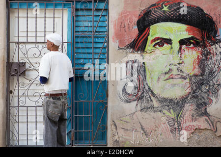 Cuba La Habana La Havane La Habana Vieja province ville inscrite au Patrimoine Mondial de l'UNESCO l'homme et murale représentant Che Banque D'Images