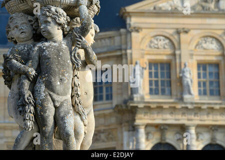 France Seine et Marne Maincy Chateau de Vaux le Vicomte statue dans les jardins et la façade sud du château au Banque D'Images