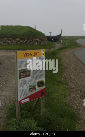 Unst viking signer avec des répliques longue maison et long navire haroldswick unst shetland ecosse juin 2014 Banque D'Images