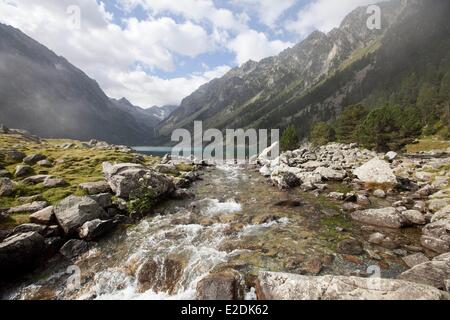 France, Hautes Pyrénées, Cauterets, Parc National des Pyrénées, le lac de Gaube, GR10 grande randonnee sentier dans la vallée de Gaube, Pique longue du Vignemale (3298m) Banque D'Images