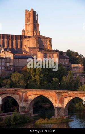 La France, Tarn, Albi, la cité épiscopale, classée au Patrimoine Mondial de l'UNESCO, Pont Vieux 11ème siècle sur la rivière Tarn et de l'ECE Banque D'Images