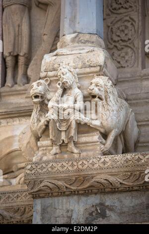 France, Bouches du Rhône, Arles, St Trophime cathédrale, classée au Patrimoine Mondial de l'UNESCO, le portail roman, Le prophète Daniel dans la fosse aux lions Banque D'Images