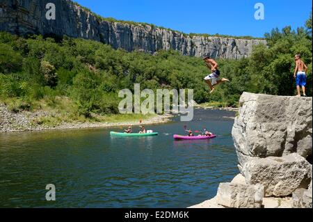 France Ardeche Ruoms kayaks en descendant la rivière Ardèche à Pradons Ruoms dans le passage étroit, le cirque de Giens Banque D'Images