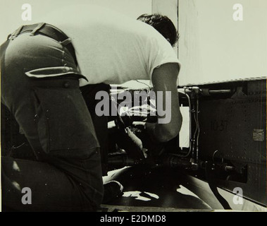 Cette photographie du San Diego Air and Space Museum représente le personnel et les activités de l'usine Convair/General Dynamics, connue pour ses contributions importantes à l'industrie aérospatiale, en particulier dans les années 1960 et 1970 Banque D'Images