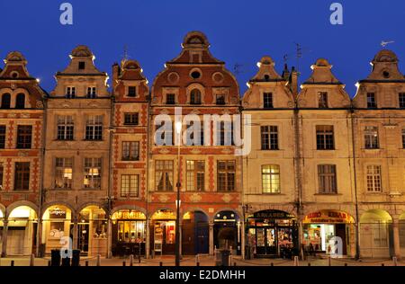 France Pas de Calais Arras Place des Héros de maisons de style baroque flamand de nuit Banque D'Images