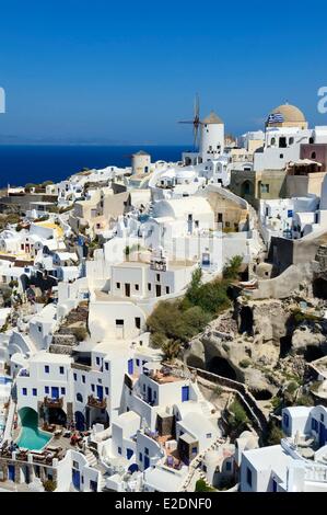 Cyclades Grèce Mer Egée Santorin (Thira ou Thera) moulin sur la pointe nord-ouest du village de Oia Banque D'Images