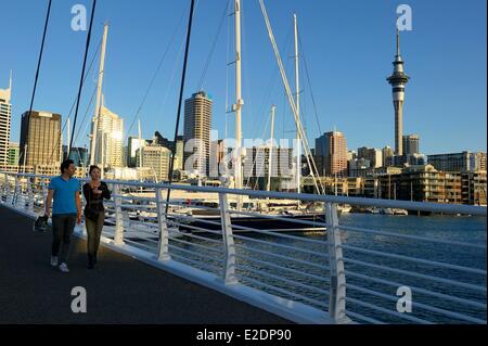 Nouvelle Zélande Île du Nord Auckland le passage de Wynyard est une nouvelle Marche et vélo basculant double pont construit en 2011 ; il Banque D'Images