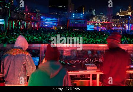 Canada province de Québec Vieux-Port de Montréal Festival de musique en plein air d'hiver de l'Igloofest DJ au travail devant leur public Banque D'Images