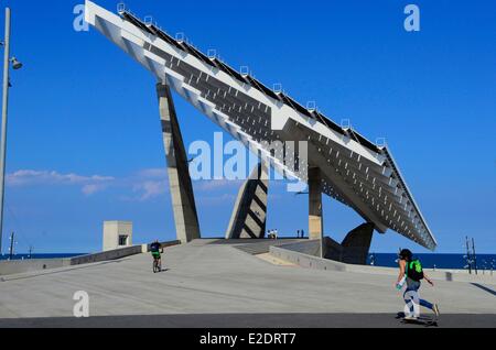 Espagne Catalogne Barcelone le Forum Park un skateur professionnel près de la pergola fotovoltaica panneau solaire géant conçu par la Banque D'Images