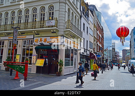Vue sur Chinatown montrant suspendue grande lanterne, West End, City of Westminster, London, England, United Kingdom Banque D'Images