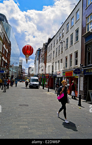 Vue sur Chinatown montrant suspendue grande lanterne, West End, City of Westminster, London, England, United Kingdom Banque D'Images