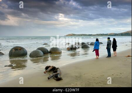 La Nouvelle-Zélande île du sud de la région de l'Otago Moeraki Boulders rochers sphériques situées le long d'un tronçon de la Koekohe plage entre Banque D'Images