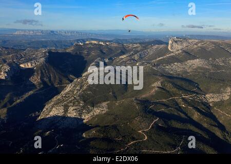 France Bouches du Rhône le massif Sainte Baume vol en ULM ou parapente paramoteur powered (vue aérienne) Banque D'Images