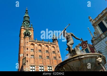 Pologne Poméranie Orientale Gdansk fontaine de Neptune et l'hôtel de ville (Ratusz Gl¾wnego miasta) situé dans la place du marché Banque D'Images