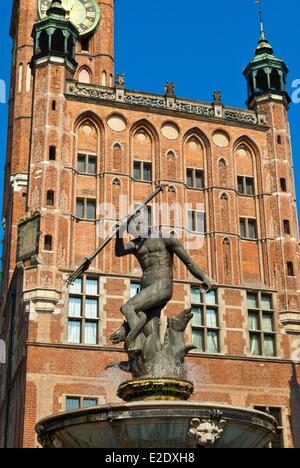 Pologne Poméranie Orientale Gdansk fontaine de Neptune et l'hôtel de ville (Ratusz Gl¾wnego miasta) situé dans le marché (Dlugi Banque D'Images