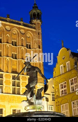 Pologne Poméranie Orientale Gdansk fontaine de Neptune et l'hôtel de ville (Ratusz Gl¾wnego miasta) situé dans la place du marché Banque D'Images