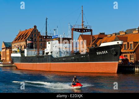 Pologne Poméranie Orientale Gdansk un scooter voyage sur la rivière Motlawa devant le musée navire amarré à Soldiek Olowianka Banque D'Images